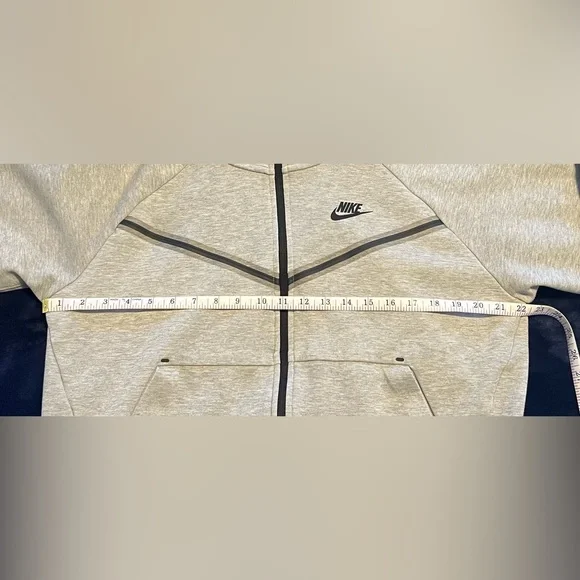 Nike Tech Jacket - Women’s Sz Large - Picture 5 of 8